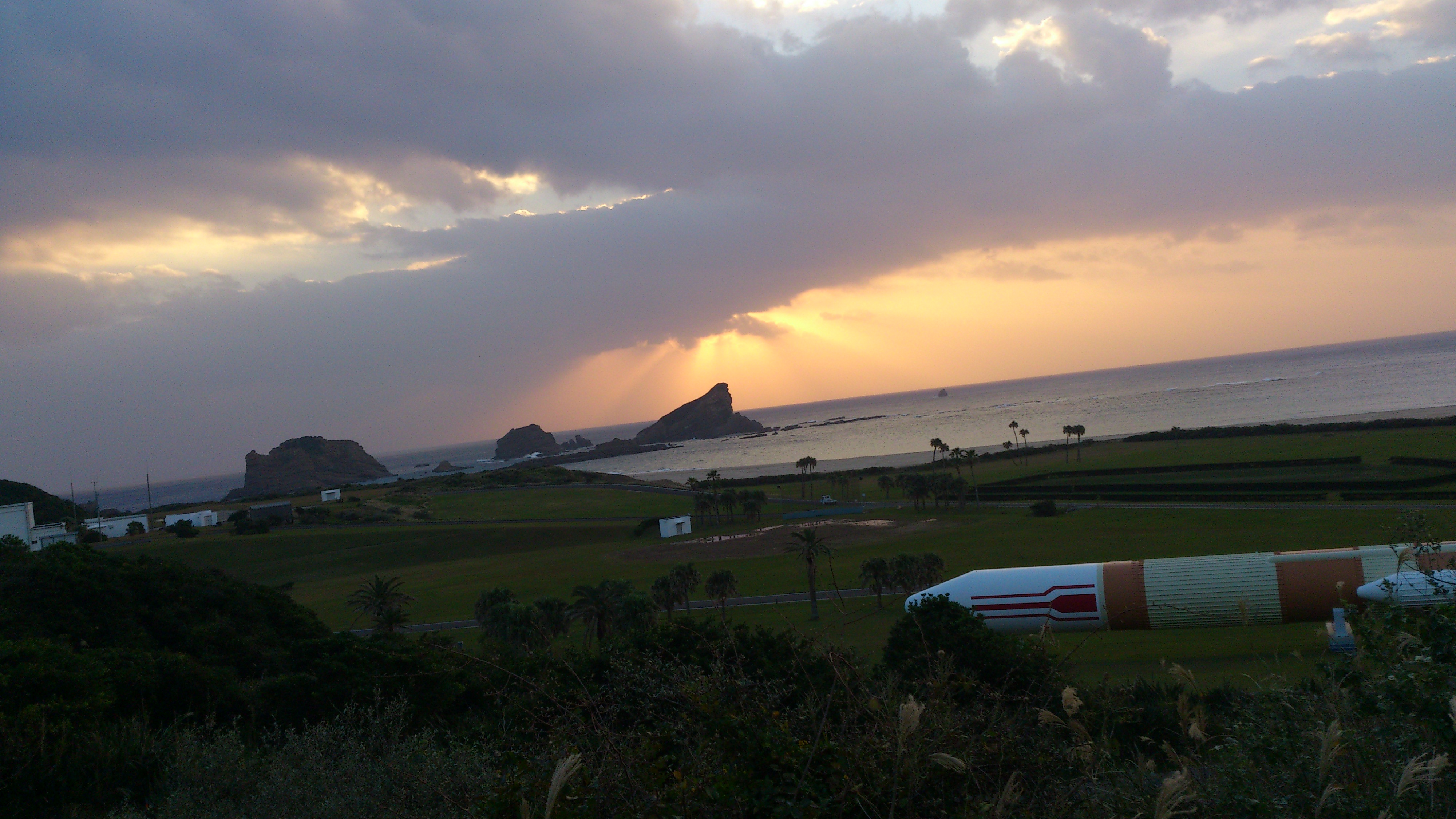 2012年12月。僕は種子島を一人で旅した：ロケットのオブジェクト④雲の切れ間からの光がキレイ