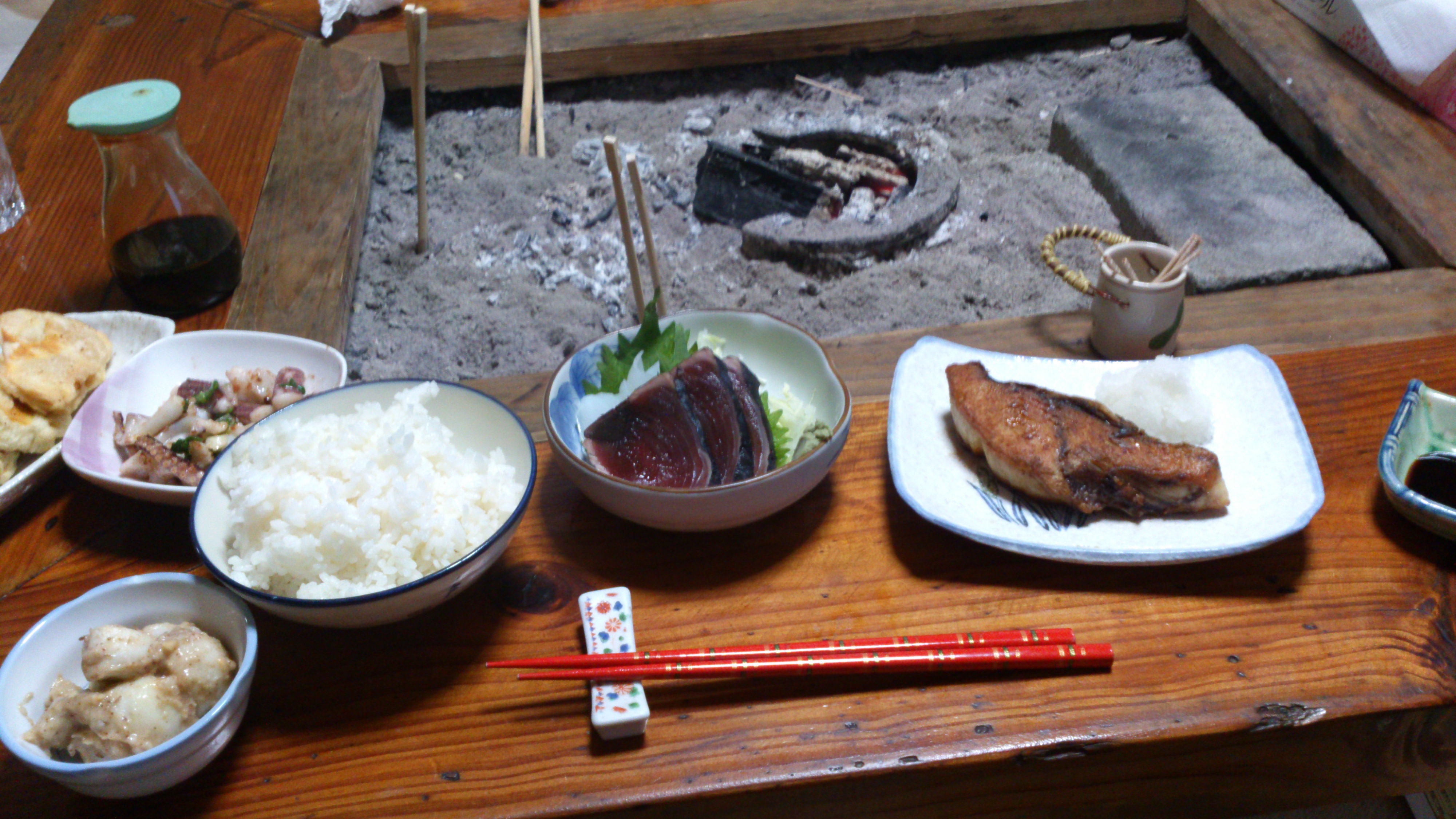 2012年12月。僕は種子島を一人で旅した：種子島の民宿「白南風（しらはえ）」で何泊か目で登場した夕食。魚が凄くおいしかった。