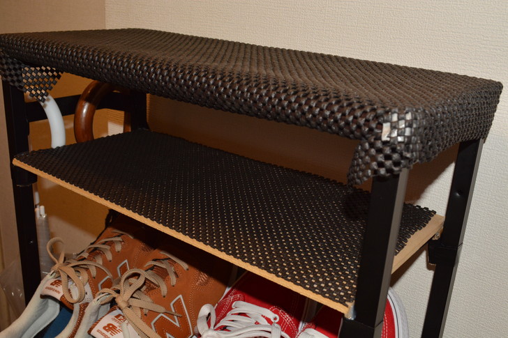 薄い木の板を張って小物入れを増やした