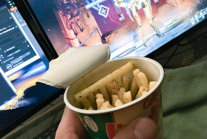 なんとなくじゃがりこを食べてます